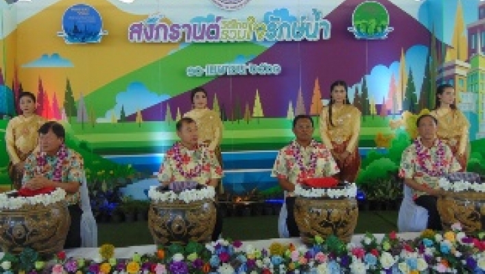 อธิบดีกรมทรัพยากรน้ำ คณะผู้บริหารกรมทรัพยากรน้ำ และข้าราชการเจ้าหน้าที่กรมทรัพยากรน้ำ ร่วมพิธีสรงน้ำพระ และพิธีรดน้ำดำหัวเพื่อความเป็นศิริมงคลและร่วมสืบสานวัฒนธรรมประเพณีอันดีงามของไทย เนื่องในเทศกาลสงกรานต์ ประจำปี ๒๕๖๑