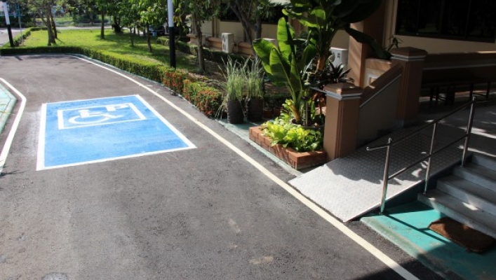 สทภ.1 จัดทำที่จอดรถสำหรับผู้พิการ ผู้ทุพพลภาพ และคนชรา