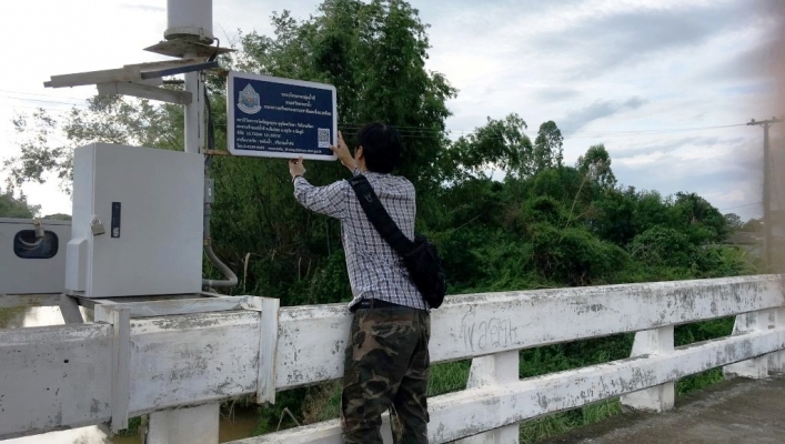 สทภ.๔ ออกดำเนินการติด QR CODE ประชาสัมพันธ์รายงานสถานการณ์น้ำที่ป้ายสถานีโทรมาตร