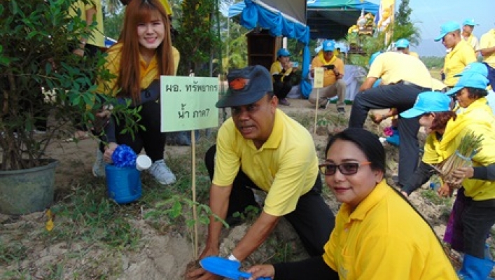 สทภ. ๗ เข้าร่วมโครงการปลูกหญ้าแฝกอนุรักษ์ดินและน้ำ อันเนื่องมาจากพระราชดำริ พระบาทสมเด็จพระปรมินทรมหาภูมิพลอดุลยเดช บรมนาถบพิตร เนื่องในวันชาติและวันพ่อแห่งชาติ