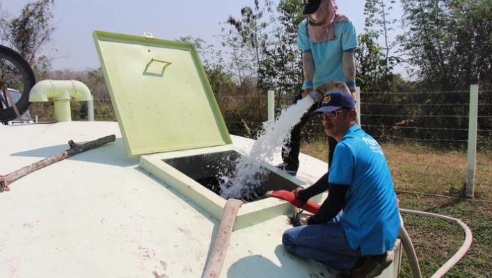 สทภ.1 นำรถบรรทุกน้ำช่วยเหลือผู้ประสบภัยแล้ง โรงเรียนวอแก้ววิทยา อ.ห้างฉัตร จ.ลำปาง