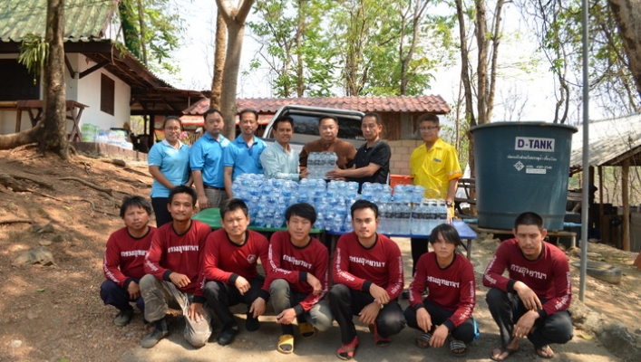 สทภ.1 สนับสนุนน้ำดื่มบรรจุขวด รวมใจ สู้ไฟป่า จ.ลำปาง