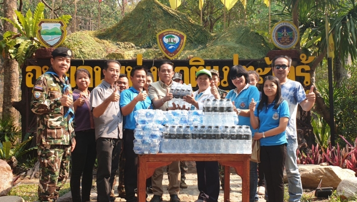 สทภ. 1 สนับสนุนน้ำดื่มบรรจุขวด รวมใจสู้ไฟป่า จังหวัดเชียงใหม่