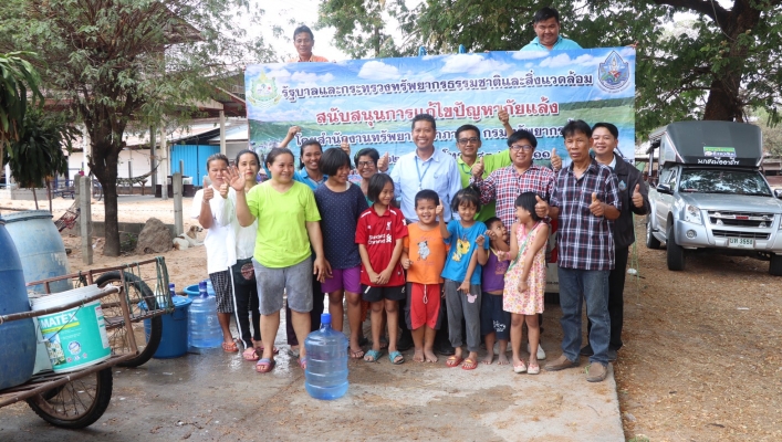 สทภ.4 แจกจ่ายน้ำสะอาด บ้านนาใหญ่ หมู่ 1 และหมู่ 5    ตำบลนาใหญ่ อำเภอสุวรรณภูมิ จังหวัดร้อยเอ็ด