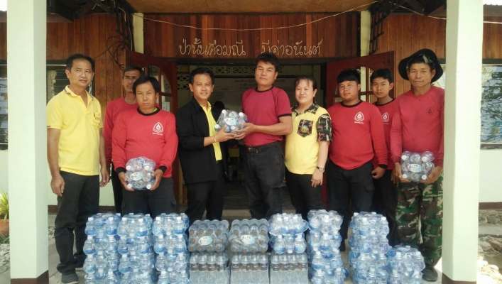สทภ.1 สนับสนุนน้ำดื่มบรรจุขวด รวมใจสู้ไฟป่า จังหวัดลำพูน