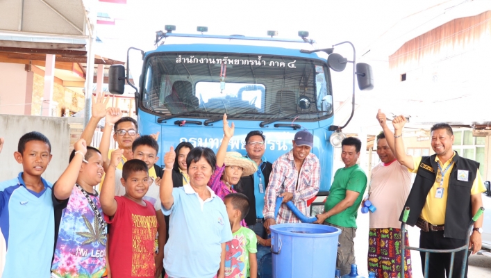 สทภ.4 แจกจ่ายน้ำสะอาด ณ จุดจ่ายน้ำวัดกู่ประชาสามัคคี และ จุดจ่ายศาลากลางบ้านโนนเขวา ม.3 ต.ดอนหัน อ.เมือง จ.ขอนแก่น