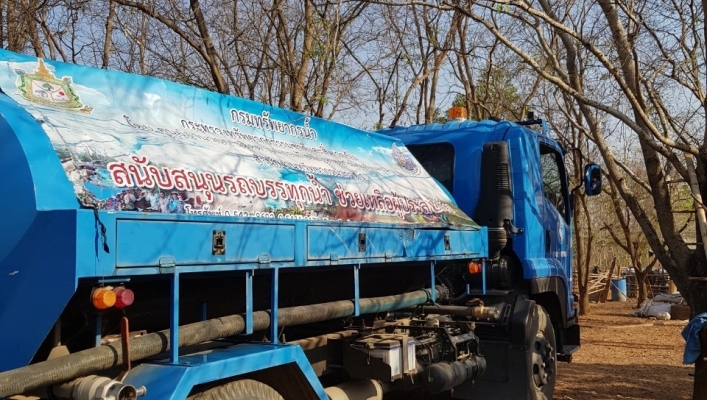 สทภ 1 โดยส่วนบริหารจัดการน้ำ นำรถบรรทุกน้ำสะอาดขนาด 6,000 ลิตร ลงพื้นที่ช่วยเหลือผู้ประสบภัยแล้งขาดแคลนน้ำอุปโภคบริโภค