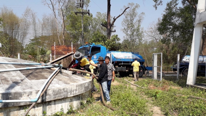สทภ 1 โดยส่วนบริหารจัดการน้ำ นำรถบรรทุกน้ำสะอาด ขนาด 6,000 ลิตร ลงพื้นที่ช่วยเหลือผู้ประสบภัยแล้งขาดแคลนน้ำอุปโภคบริโภค ในพื้นที่ บ้้านนากวาง