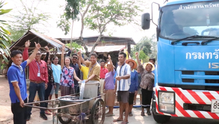 สทภ.4 แจกจ่ายน้ำสะอาด บ้านป่ายางชุม ม.12 ต.นาใหญ่ อ.สุวรรณภูมิ จ.ร้อยเอ็ด