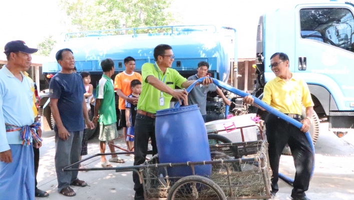 สทภ.4 แจกจ่ายน้ำสะอาด อ.สุวรรณภูมิ จ.ร้อยเอ็ด