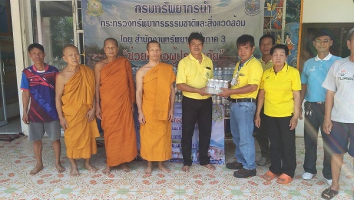 สทภ.3 แจกจ่ายน้ำดื่มสะอาดช่วยเหลือภัยแล้งบ้านเหล่าเจริญ จ.หนองคาย