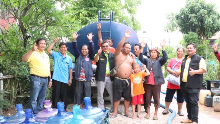 สทภ.4 แจกจ่ายน้ำสะอาดให้ประชาชนที่ขาดแคลนน้ำ อ.วาปีปทุม จ.มหาสารคาม
