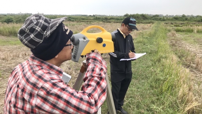 สทภ.๓ ตรวจติดตามแผนงานสำรวจและออกแบบ ปีงบประมาณ พ.ศ. ๒๕๖๒ โครงการอนุรักษ์และฟื้นฟูแหล่งน้ำ ที่มีความจุเกิน ๒.๐๐ ล้าน ลบ.ม. สร้างหมุดหลักฐานและหาค่าพิกัดทางราบ ทางดิ่ง ในเขตพื้นที่จังหวัดนครพนม