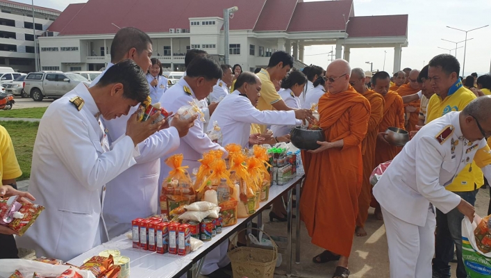 สทภ.2 ร่วมพิธีทำบุญตักบาตรและถวายเครื่องราชสักการะ  จุดเทียนถวายพระพรชัยมงคล ณ ศูนย์ราชการจังหวัดสระบุรี