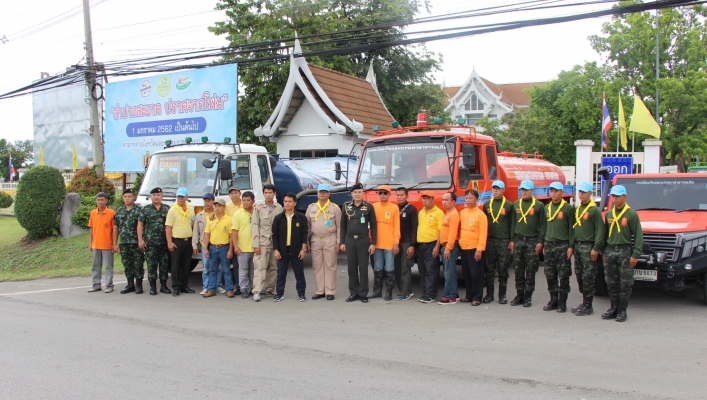 สทภ.1 ร่วมกับ มทบ.32, ปภ.ลำปาง แขวงทางหลวงลำปางที่ 1 เทศบาลนครลำปาง และ อบต.พิชัย นำรถบรรทุกน้ำสะอาดช่วยเหลือประชาชน ในสถานการณ์ฝนทิ้งช่วง จังหวัดลำปาง