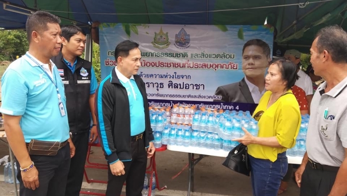 รองอธิบดีกรมทรัพยากรน้ำ พร้อมเจ้าหน้าที่สำนักงานทรัพยากรน้ำภาค 4 มอบน้ำดื่มให้กับประชาชนที่ประสบอุทกภัย