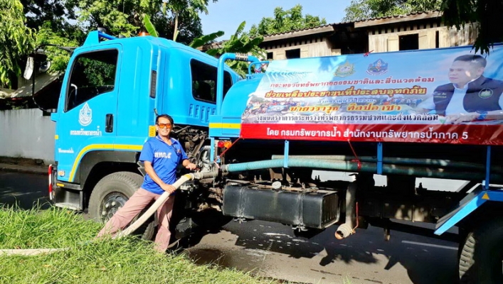 สทภ. 5  แจกจ่ายน้ำสะอาดให้กับผู้ประสบอุทกภัยในเขตพื้นที่อำเภอวารินชำราบ จังหวัดอุบลราชธานี