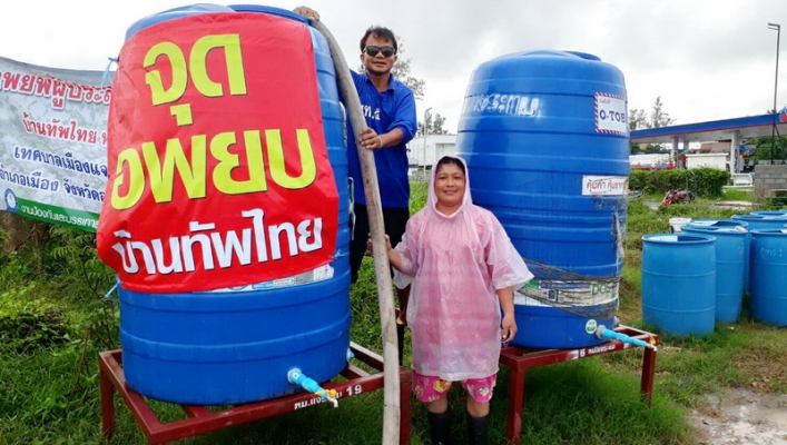สทภ. 5 แจกจ่ายน้ำสะอาดให้กับผู้ประสบอุทกภัย จังหวัดอุบลราชธานี