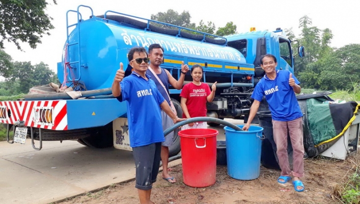 สทภ. 5 แจกจ่ายน้ำสะอาดให้กับผู้ประสบอุทกภัย จังหวัดอุบลราชธานี