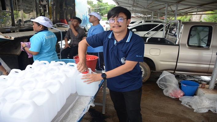 สทภ.11 ร่วมกิจกรรมบรรจุน้ำดื่ม เพื่อช่วยเหลือผู้ประสบเหตุอุทกภัย จังหวัดอุบลราชธานี