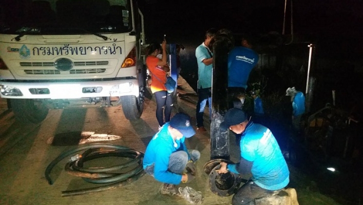 สทภ.3 ร่วมกิจกรรม ท.น ติดตั้งเครื่องสูบน้ำ เร่งระบายน้ำเน่าเสีย จ.อุบลราชธานี