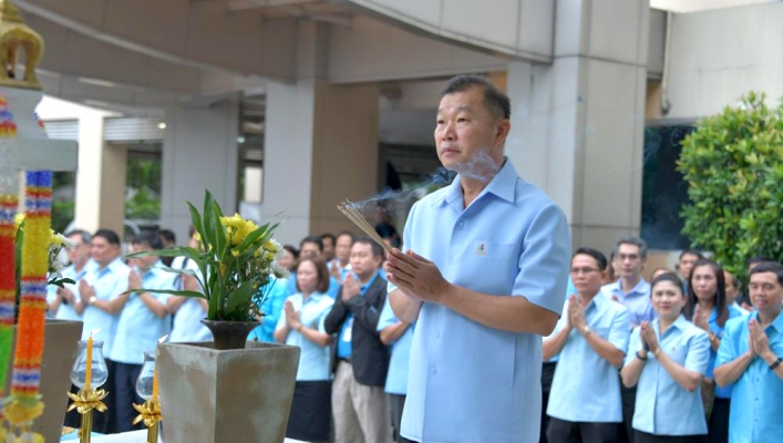 อธิบดีกรมทรัพยากรน้ำสักการะศาลพระภูมิประจำกรมทรัพยากรน้ำ