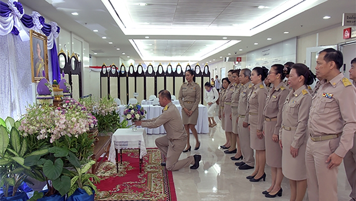 ทน. ถวายแจกันดอกไม้​ และลงนามถวายพระพร​ สมเด็จพระกนิษฐาธิราชเจ้า กรมสมเด็จพระเทพรัตนราชสุดาฯ สยามบรมราชกุมารี​  และพระเจ้าวรวงศ์เธอ พระองค์เจ้าโสมสวลี กรมหมื่นสุทธนารีนาถ