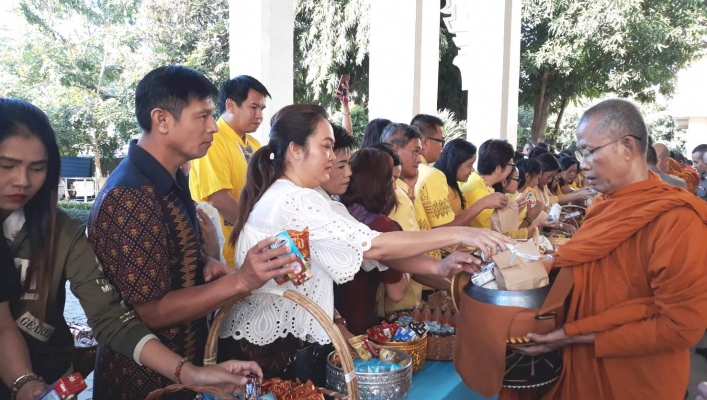 สทภ.4 เข้าร่วมกิจกรรมทำบุญตักบาตรทวยราษฎร์ถวายพระพร เทิดไท้องค์ราชัน ประจำเดือนธันวาคม 2562