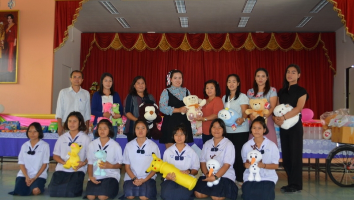 สทภ.9 มอบของขวัญแก่นักเรียนในวันเด็กแห่งชาติ
