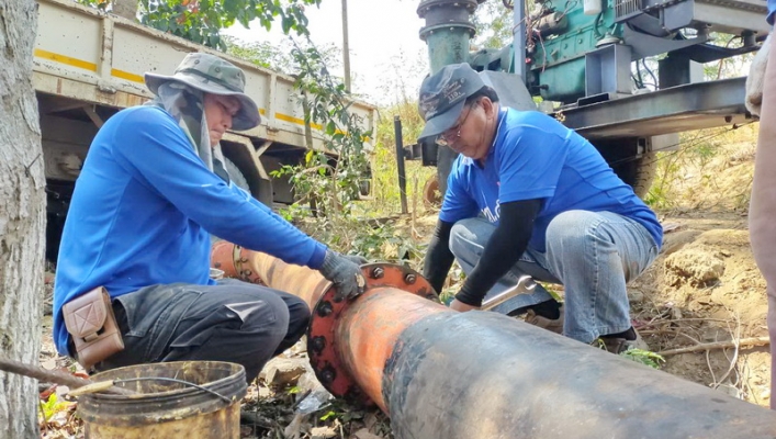 สทภ.5 ติดตั้งเครื่องสูบน้ำเพื่อช่วยเหลือประชาชนที่ประสบภัยแล้ง ตำบลตะขบ อำเภอปักธงชัย จังหวัดนครราชสีมา
