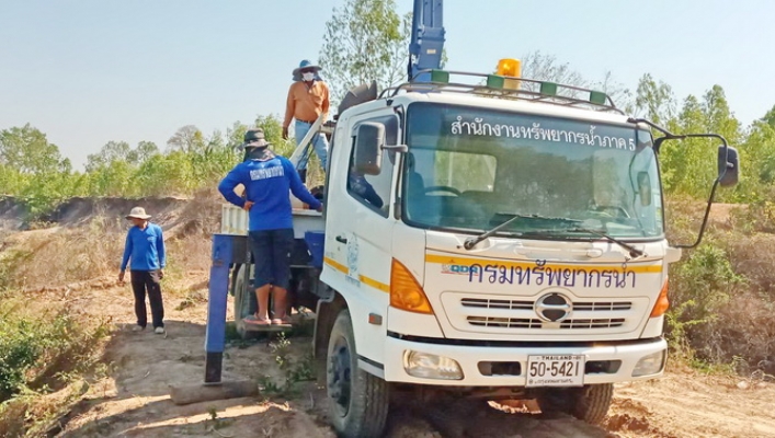 สทภ.5 ติดตั้งเครื่องสูบน้ำเพื่อช่วยเหลือประชาชนที่ประสบภัยแล้ง ตำบลโนนยอ อำเภอชุมพวง จังหวัดนครราชสีมา