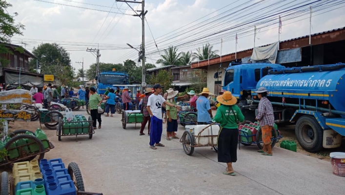 สทภ.5 นำรถบรรทุกน้ำ บรรทุกน้ำช่วยเหลือปประชาชนผู้ได้รับผลกระทบภัยแล้ง