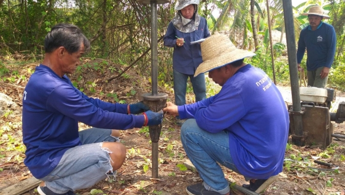 สทภ. 7  ลงพื้นที่เจาะสำรวจชั้นดิน เพื่อใช้เป็นข้อมูลประกอบการออกแบบโครงการอนุรักษ์ฟื้นฟูแหล่งน้ำสนับสนุนโครงการจัดพัฒนาที่ดินตามพระราชประสงค์ (หนองพลับ-กลัดหลวง)