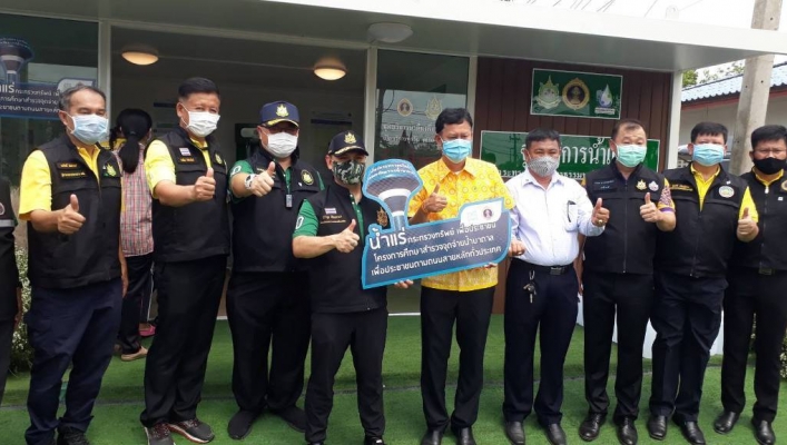 สทภ. 7 เข้าร่วมกิจกรรม“จุดจ่ายน้ำริมทาง ตามถนนสายหลักทั่วประเทศ ทส. ช่วยเหลือประชาชน แก้ภัยแล้ง” ณ หมวดทางหลวงดอนเจดีย์ อำเภอดอนเจดีย์ จังหวัดสุพรรณบุรี