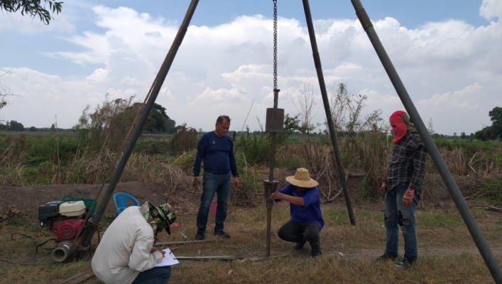 สทภ. 7 ลงพื้นที่เจาะสำรวจชั้นดิน เพื่อใช้เป็นข้อมูลประกอบการออกแบบโครงการฯ จังหวัดสุพรรณบุรี