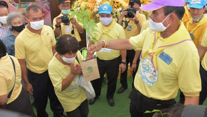 รมว.ทส. นำผู้บริหาร ข้าราชการ ร่วมกิจกรรมจิตอาสา “ชีวิตวิถีใหม่ใต้ร่มพระบารมี...เราสร้างไปด้วยกัน” เนื่องในโอกาสวันเฉลิมพระชนมพรรษาพระบาทสมเด็จพระเจ้าอยู่หัว ๒๘ กรกฎาคม ๒๕๖๓