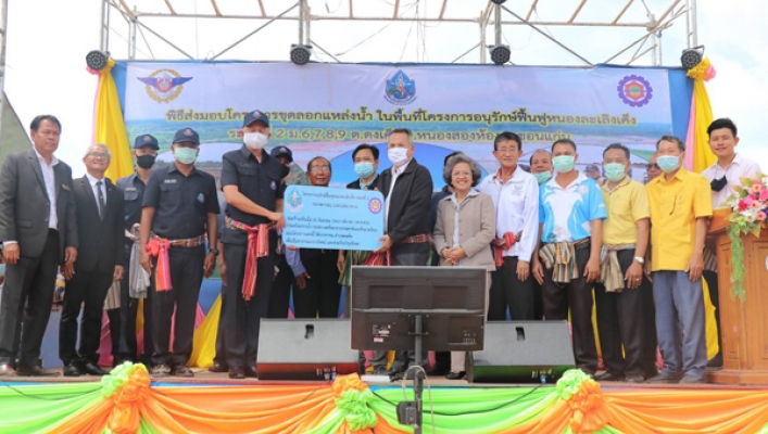 สทภ.4 เข้าร่วมพิธีส่งมอบโครงการขุดลอกแหล่งน้ำ ในพื้นที่โครงการอนุรักษ์ฟื้นฟูแหล่งน้ำหนองละเลิงเค็ง ระยะที่ 2 ตำบลดงเค็ง อำเภอหนองสองห้อง จังหวัดขอนแก่น