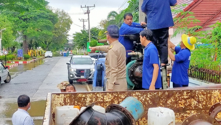 สทภ. 5 เร่งสูบระบายน้ำท่วมขังช่วยเหลือผู้ประสบภัยน้ำท่วม ในเขตเทศบาลนครนครราชสีมา