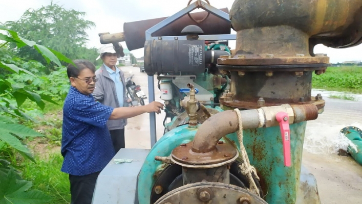 สทภ.5 ร่วมกับ ทต.หัวทะเล เร่งสูบระบายน้ำท่วมขังช่วยเหลือผู้ประสบภัยน้ำท่วม ต.หัวทะเล อ.เมือง จ.นครราชสีมา