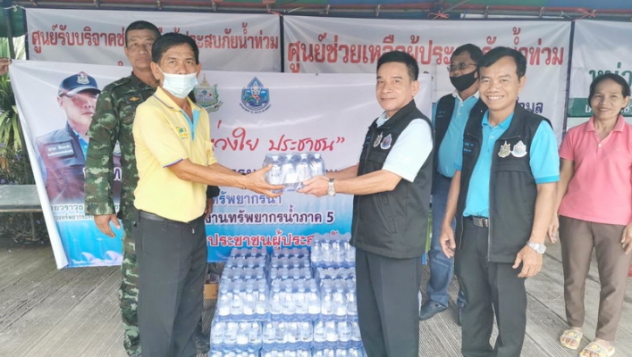 สทภ.5 นำน้ำดื่มบรรจุขวดช่วยเหลือประชาชนผู้ประสบอุทกภัย อำเภอโนนสูง จังหวัดนครราชสีมา