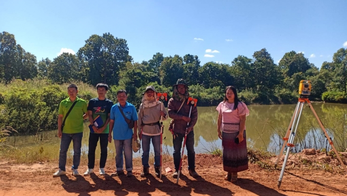 สทภ.11 ทส.ลงพื้นที่สำรวจออกแบบ โครงการอนุรักษ์ฟื้นฟูแหล่งน้ำพร้อมระบบกระจายน้ำด้วยพลังงานแสงอาทิตย์ สนับสนุนโครงการอนุรักษ์พันธุกรรมพืชอันเนื่องมาจากพระราชดำริ บ้านหนองเมืองชุม