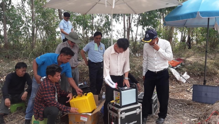 สทภ.4 ลงพื้นที่เพื่อทดสอบเครื่องมือสำรวจธรณีฟิสิกส์แบบวัดแรงต้านทานไฟฟ้าจำเพาะ (Resistivity Survey) ) โครงการเติมน้ำใต้ดินพื้นที่ห้วยค้อ บ้านหนองบุญชู หมู่ที่ 17 ตำบลกู่ทอง อำเภอเชียงยืน จังหวัดมหาสารคาม