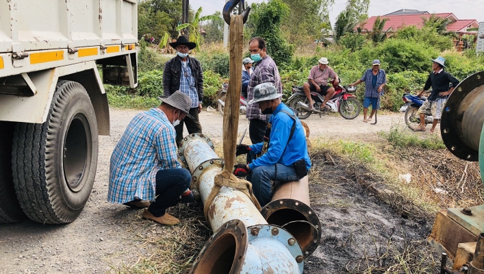 สทภ.2 สูบน้ำคลองบางสะแกเพื่อระบายน้ำลงสู่แม่น้ำท่าจีน ช่วยบรรเทาความเสียหายของพื้นที่อำเภอสองพี่น้อง จ.สุพรรณบุรี