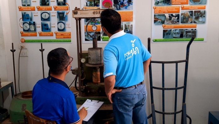 สทภ.7 ทดสอบคุณสมบัติของหินใหญ่ ดินถม ดินลูกรัง เหล็กเส้น และออกแบบส่วนผสมคอนกรีต โครงการอนุรักษ์ฟื้นฟูแหล่งน้ำช้างป่า