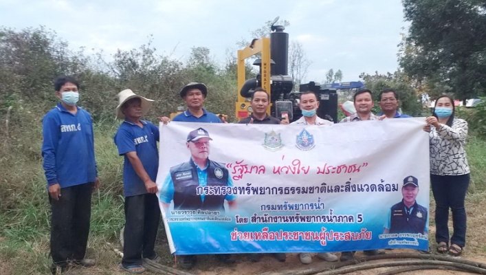 สทภ.5 สูบน้ำเข้าสระน้ำสาธารณประโยชน์หมู่บ้านเพื่อป้องกันและแก้ไขปัญหาภัยแล้ง ต.ตะขบ อ.ปักธงชัย จ.นครราชสีมา