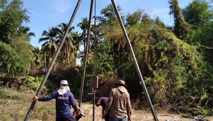สทภ.7 เจาะสำรวจชั้นดิน เพื่อเป็นข้อมูลประกอบการออกแบบโครงการอนุรักษ์ฟื้นฟูลำห้วยบ่อ บ้านทุ่งแฝก