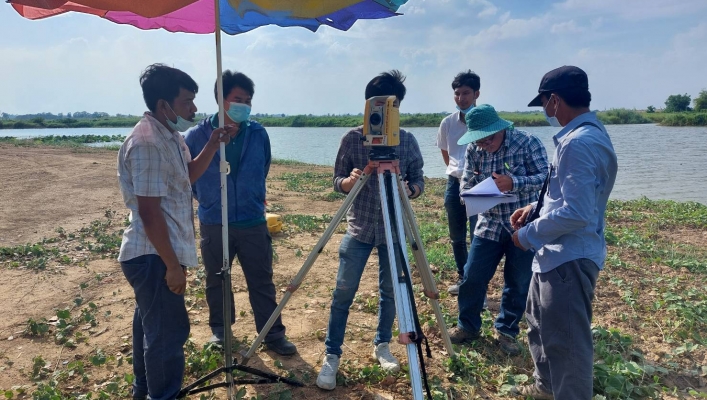 สทภ.9 ลงพื้นที่สำรวจเก็บข้อมูลรายละเอียดภูมิประเทศเพิ่มเติม เพื่อออกแบบโครงการอนุรักษ์ฟื้นฟูแหล่งน้ำบึงสีไฟ อำเภอเมือง จังหวัดพิจิตร