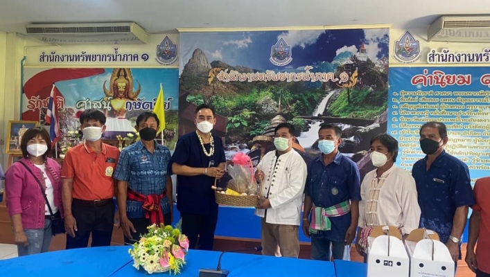 กลุ่มผู้ใช้น้ำอ่างเก็บน้ำห้วยแก้ว นำสมาชิกกลุ่ม เข้าร่วมรดน้ำดำหัว ผอ.สทภ.1 (วิถี New Normal) เนื่องในโอกาส เทศกาลสงกรานต์ปี๋ใหม่เมือง สืบทอดขนบธรรมเนียมประเพณี วัฒนธรรมอันดีงามของชาวเหนือ