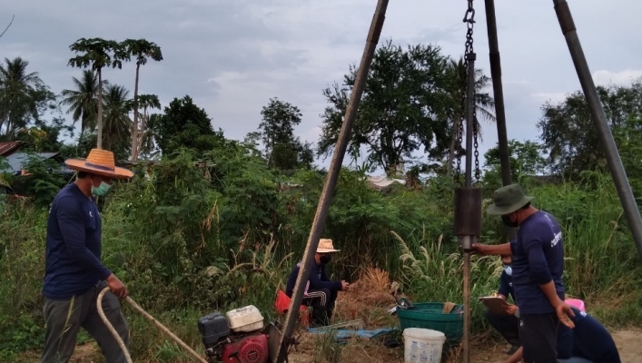 สทภ.7 เจาะสำรวจชั้นดิน เพื่อเป็นข้อมูลประกอบการออกแบบโครงการปรับปรุงเพิ่มประสิทธิภาพลำห้วยชุมนุมมะละกอ