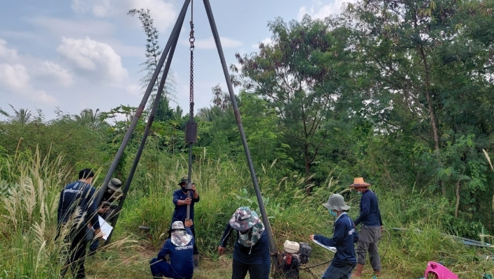 สทภ.7 เจาะสำรวจชั้นดิน เพื่อเป็นข้อมูลประกอบการออกแบบโครงการก่อสร้างฝายน้ำล้นคลองหว้าโทน